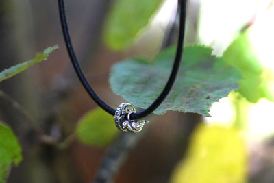 PEACE Leder Halskette Set mit 2 Beads (inkl. IKRK-Spende)