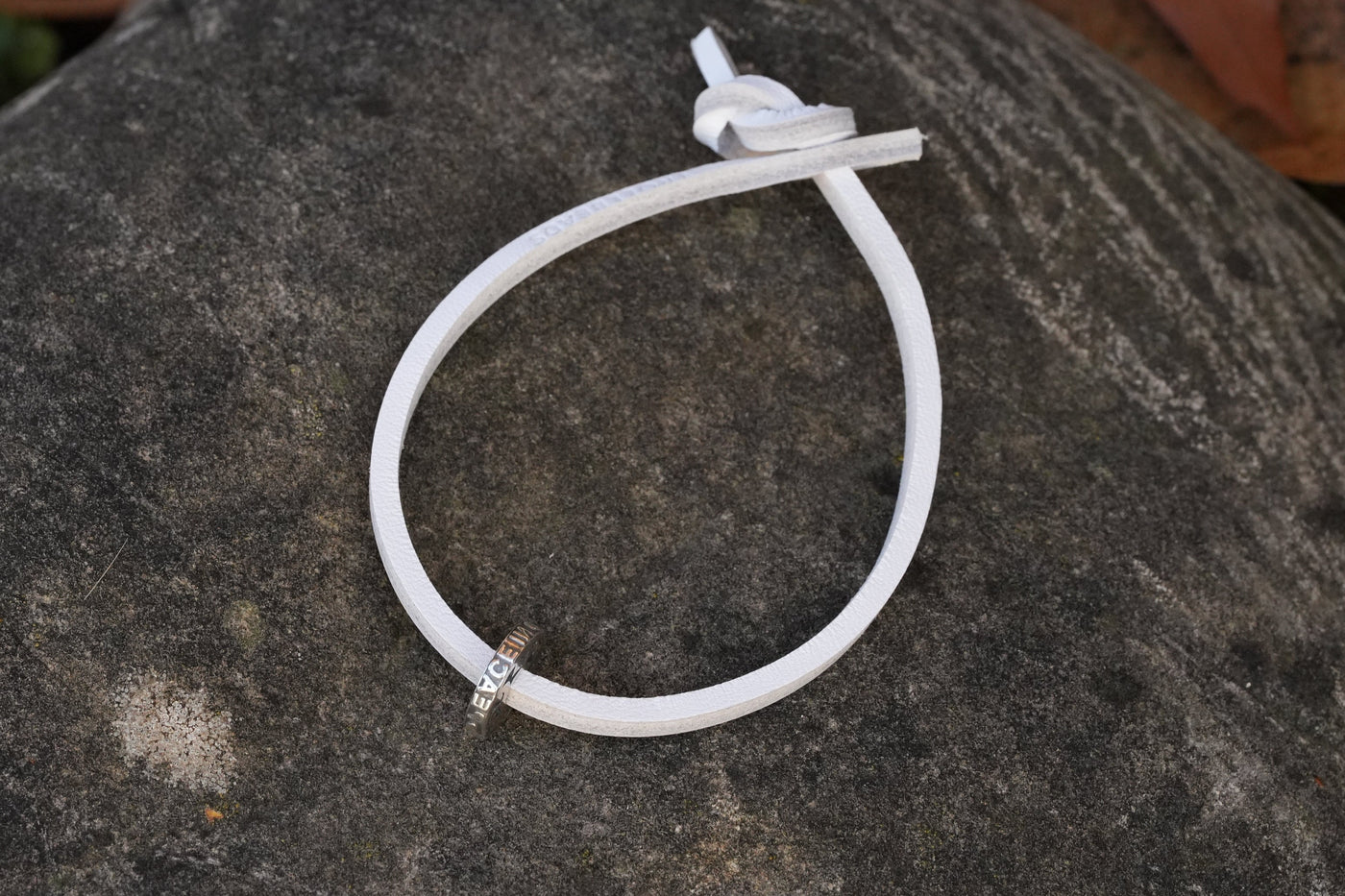 PEACE Leder Armband mit 1 Bead (inkl. IKRK-Spende) Einheitsgrösse - Ein Geschenk, das immer passt!