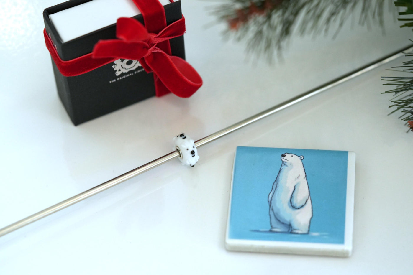 Bianco der Polarbär mit Magnet