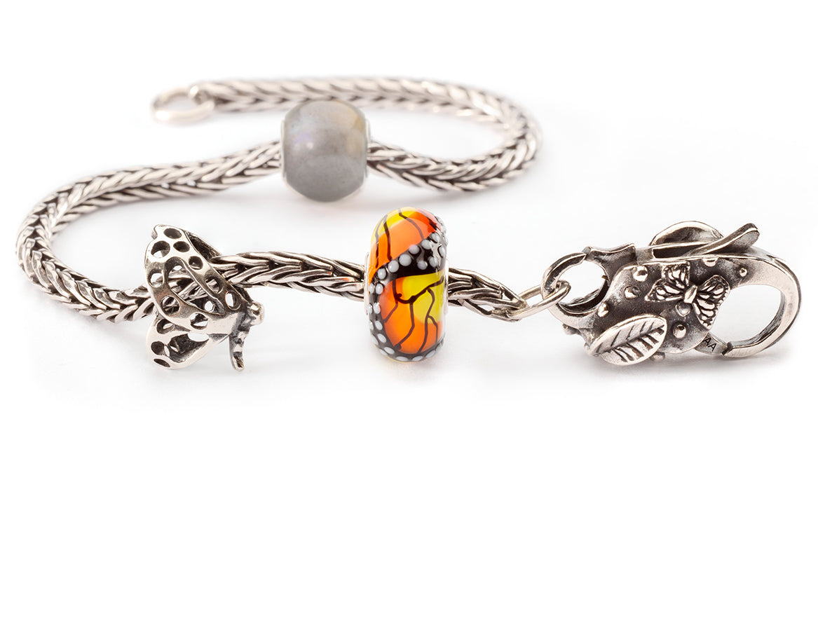 Trollbeads Sterling Silber Fuchsschwanz-Armband mit rundem Labradorit, silbernem Schmetterling Bead, orange-gelbem Schmetterling-Glasbead und Schmetterling Verschluss