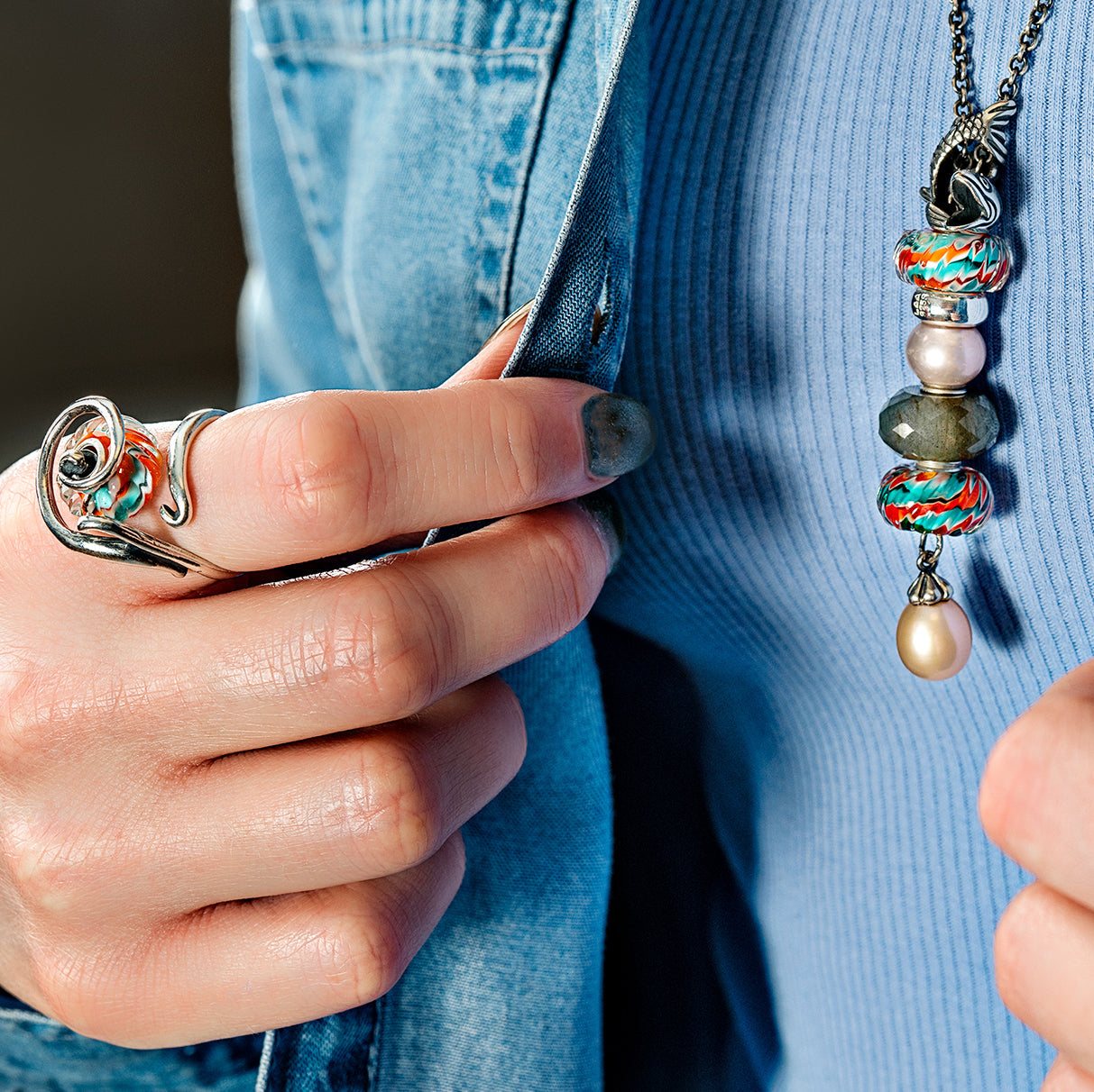 Model in blauer Kleidung trägt vom Koi-Karpfen inspirierte Beads an einer Fantasy Kette mit Perlen und Labradorit